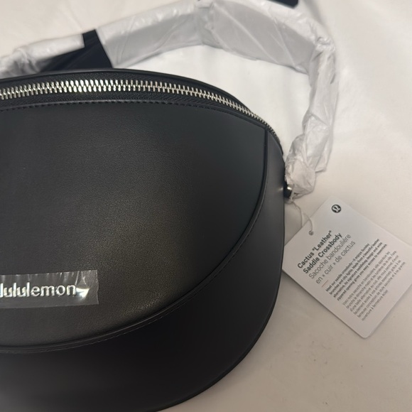 🆕🌵 LAST ONE Lululemon Cactus Material Saddle Crossbody Bag 2L - Black - Picture 6 of 7